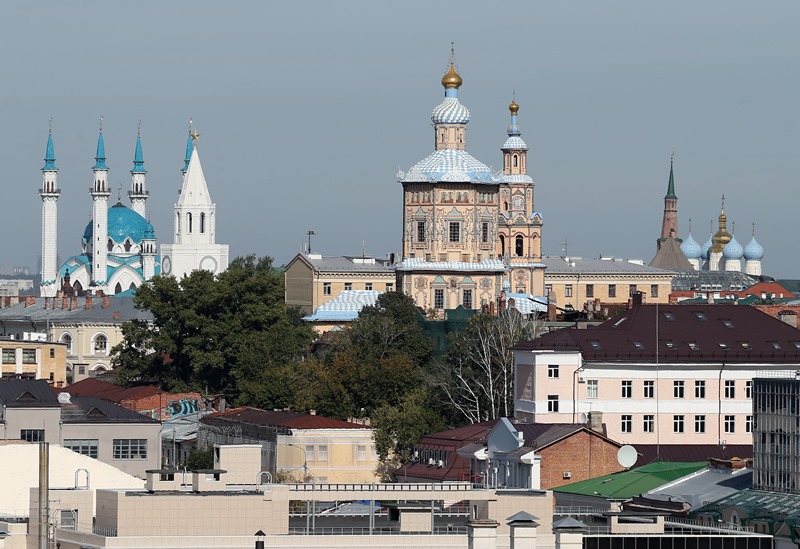 Вид на мечеть "Кул-Шариф", Спасскую башню Казанского кремля и Петропавловский собор (слева направо) в Казани.