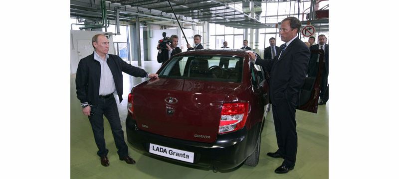 Фото 1 Путин провел в Тольятти тест-драйв "народной" Lada Granta